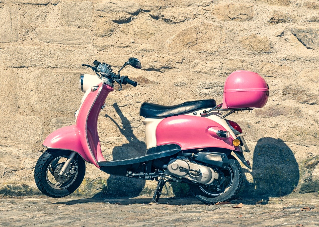 scooter rose contre un mur